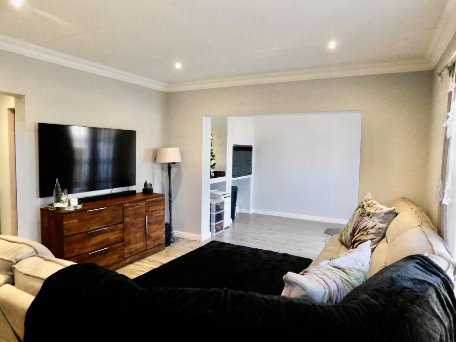 To Let 4 Bedroom Property for Rent in Parklands North Western Cape